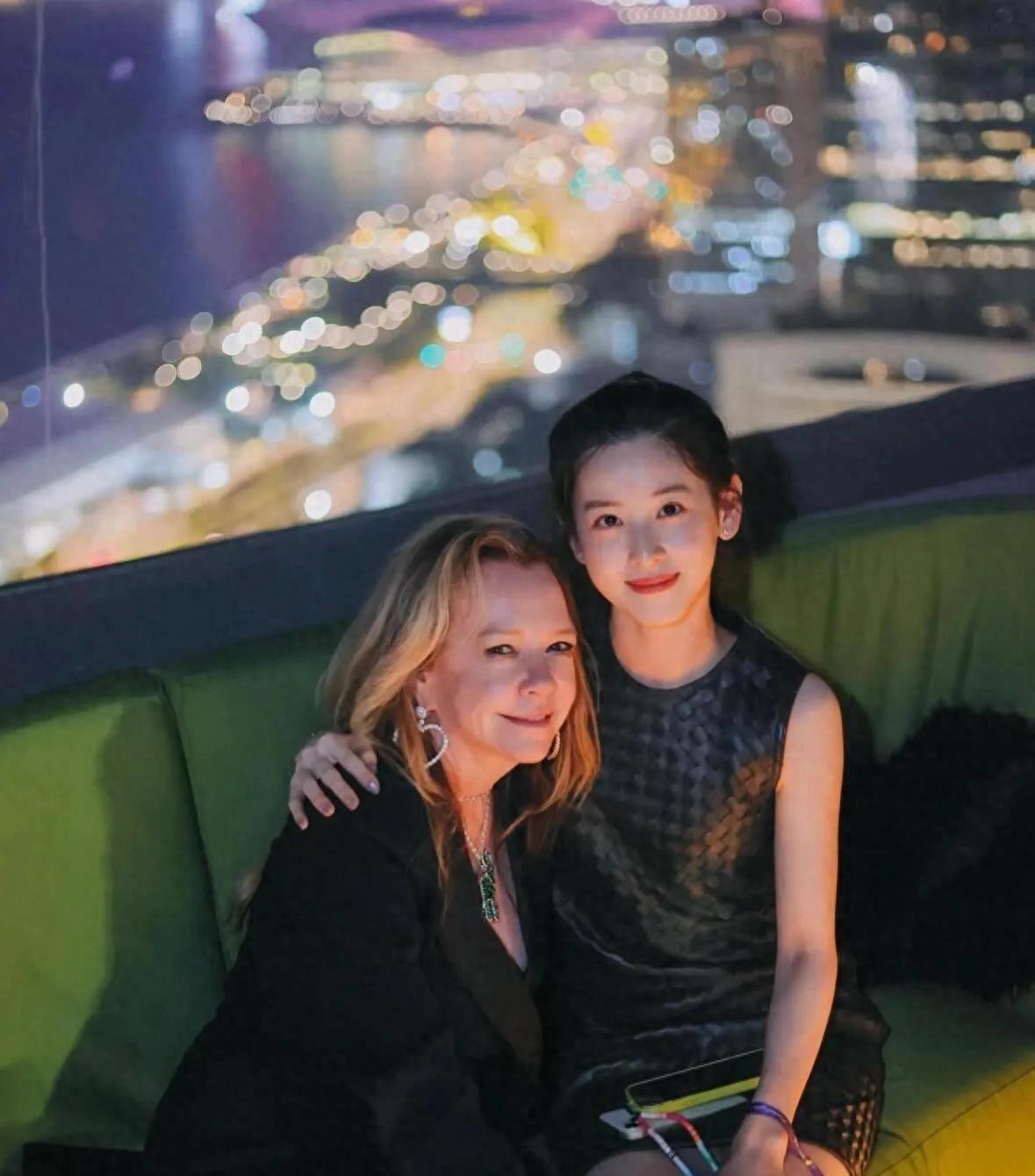 章泽天在香港巴塞尔艺术展尽享奢华与艺术，从与萧邦高层的夜景晚餐到华美银行午宴，她