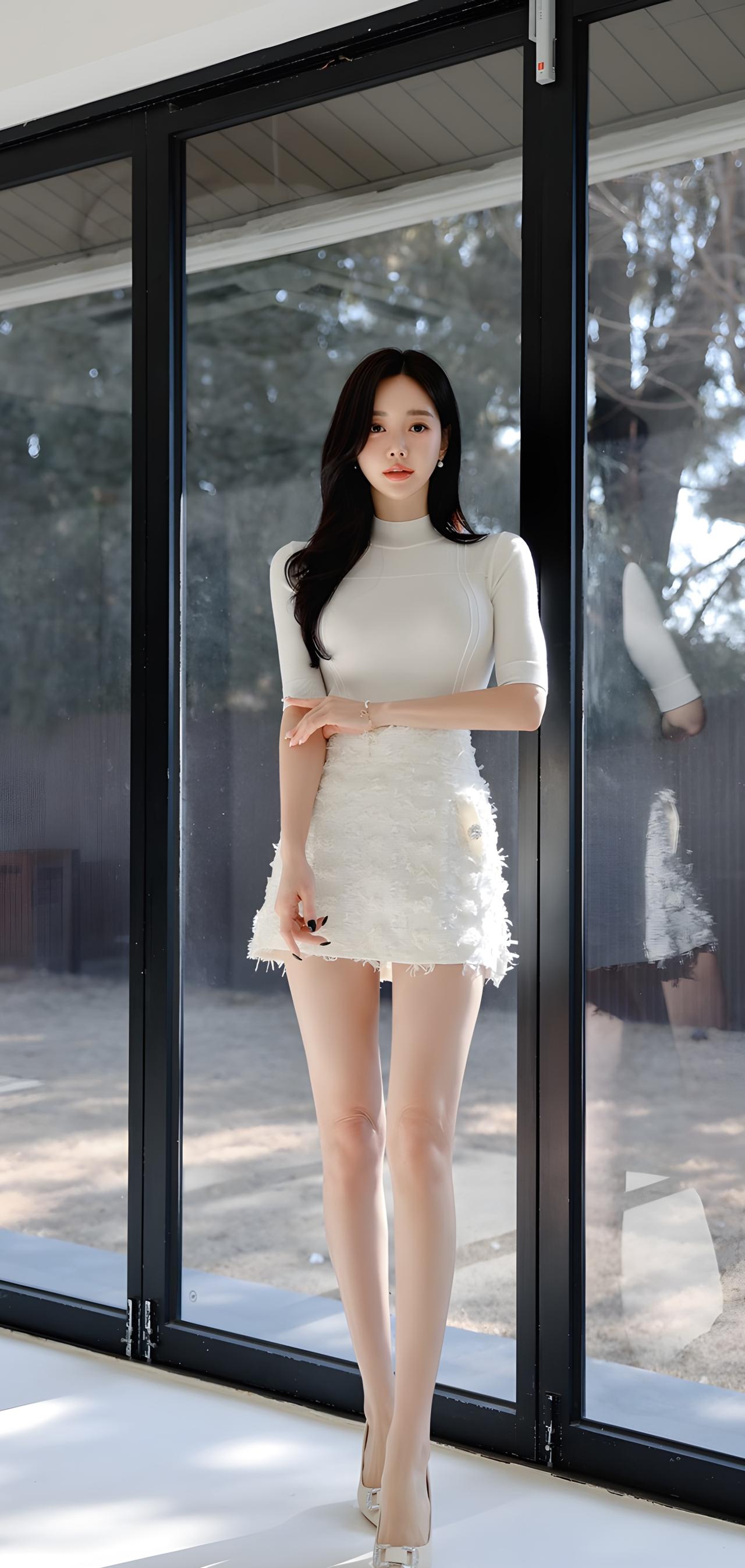 白色短款毛衣搭配毛绒短裙，优雅又俏皮，完美展现时尚感！