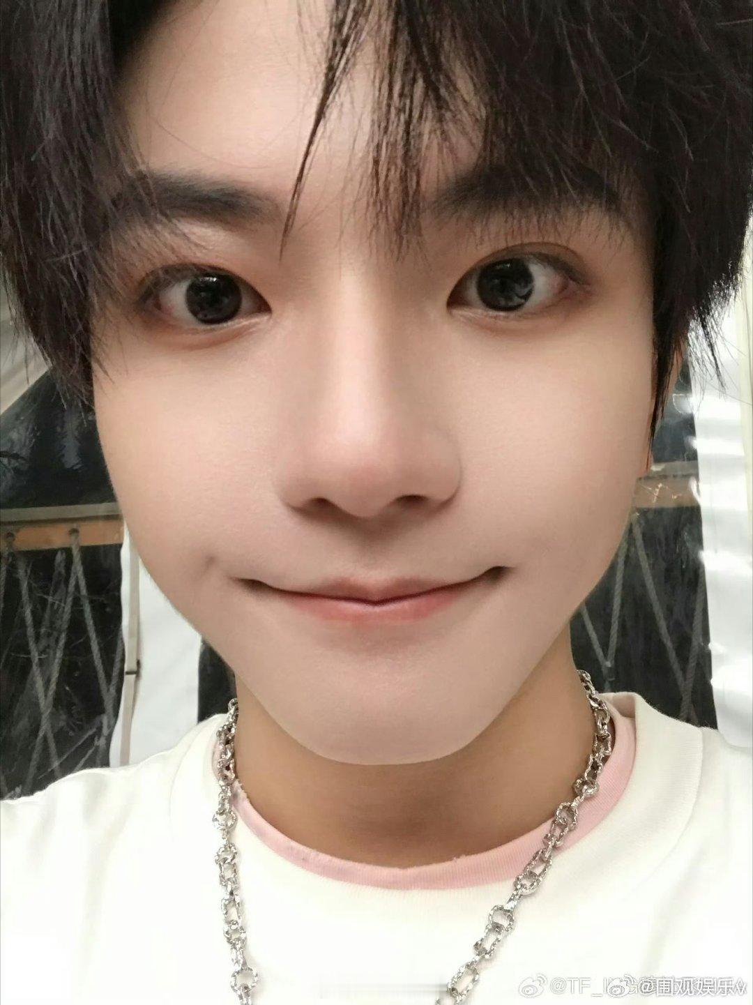 穆祉丞以后按这个自拍频率来穆祉丞自己想的文案太会啦！自拍文案是小穆自己想的，氛