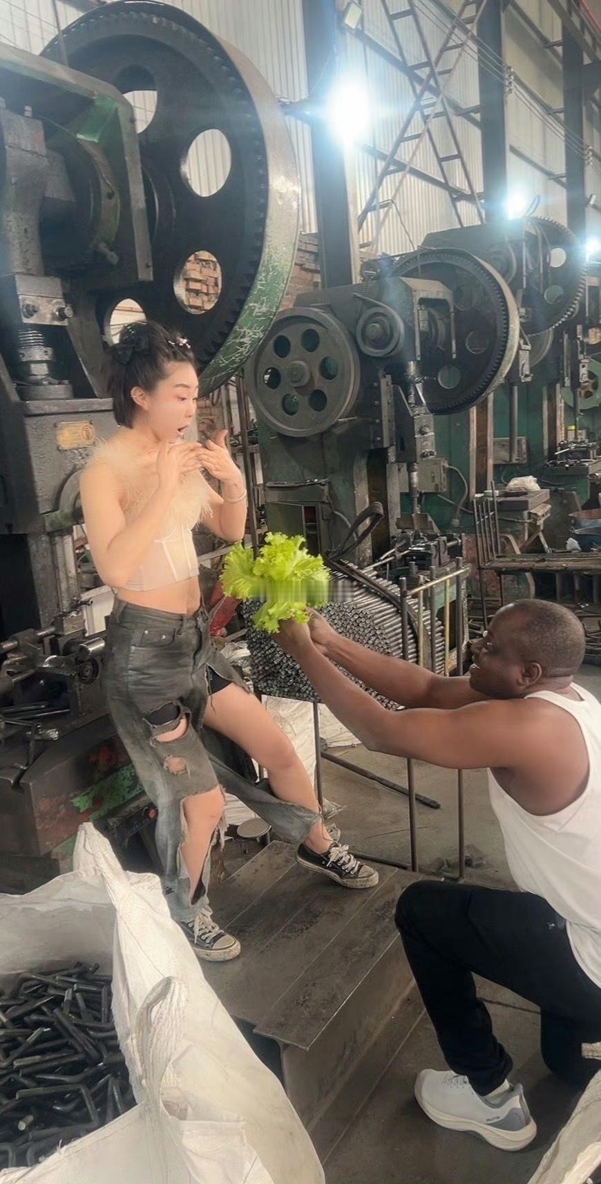 一颗生菜求爱成功，非洲小伙的真诚打动了这名中国女孩。就是这个背景够奇葩的，在一个