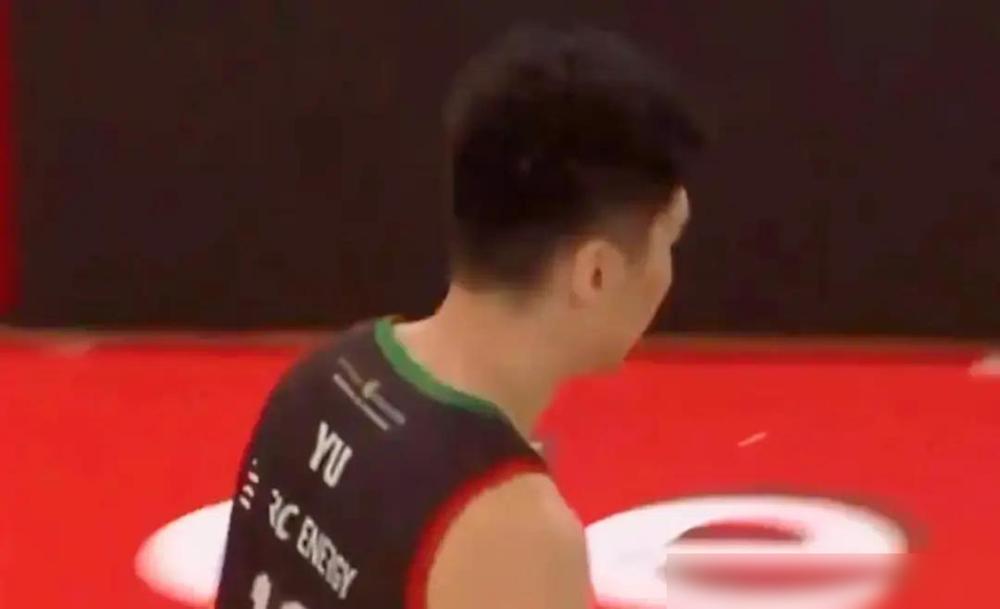 中国男篮，正在犯一个历史性错误。我们把2米21的余嘉豪送到西班牙。其