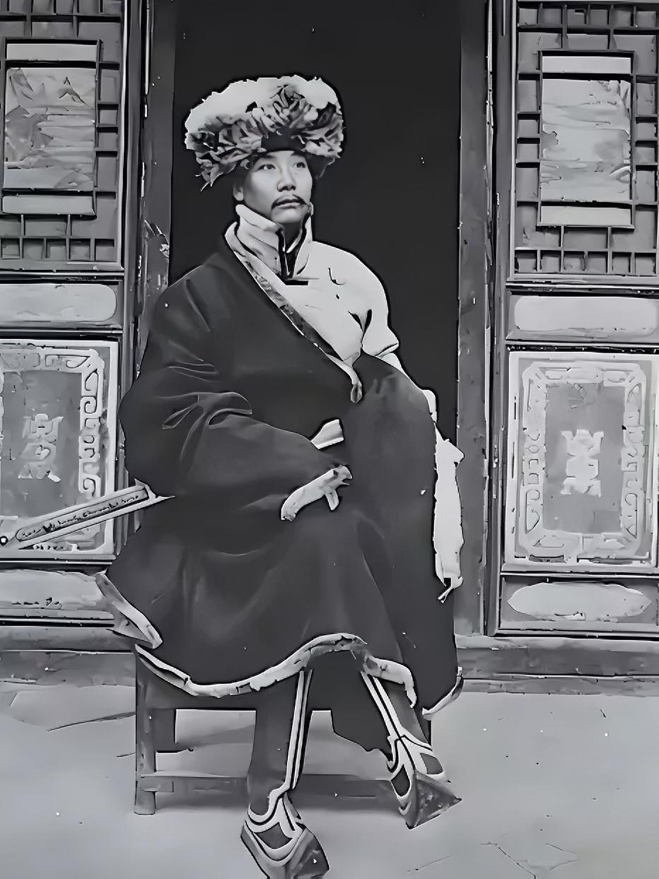 1935年，红军攻克腊子口后，打开鲁大昌留下的仓库，全军都沸腾了，里面堆满了粮食