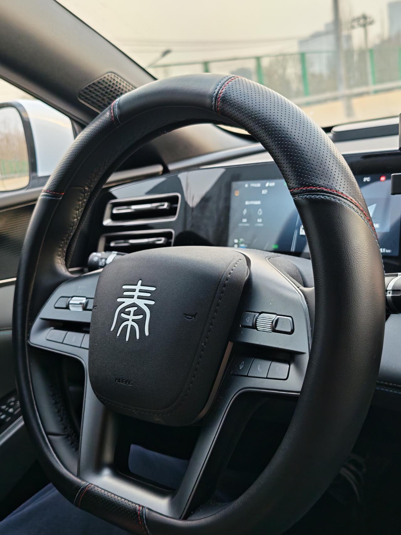 师傅开秦P，去年7月买的，80公里纯电，他基本当油车用。我和他说现在同样九万不到