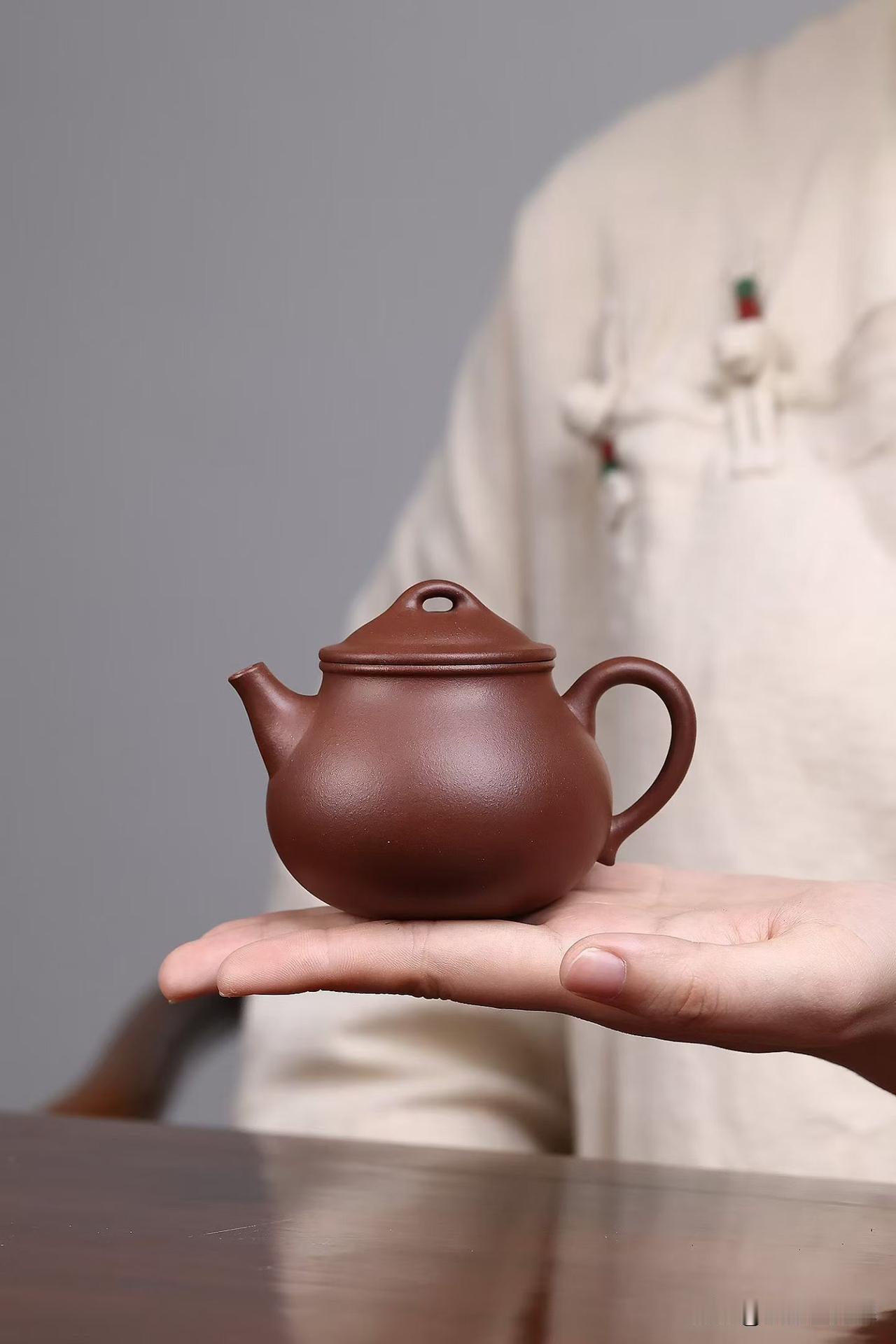 玩壶这些年，我越来越不敢替别人看壶有回在茶城，老板拎着一把壶跟我说：“下个月他