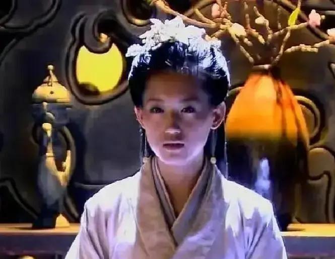 公元9年，王莽当上皇帝后，把守寡多年的女儿王嬿叫到身边，对她公元9年，王莽当上皇