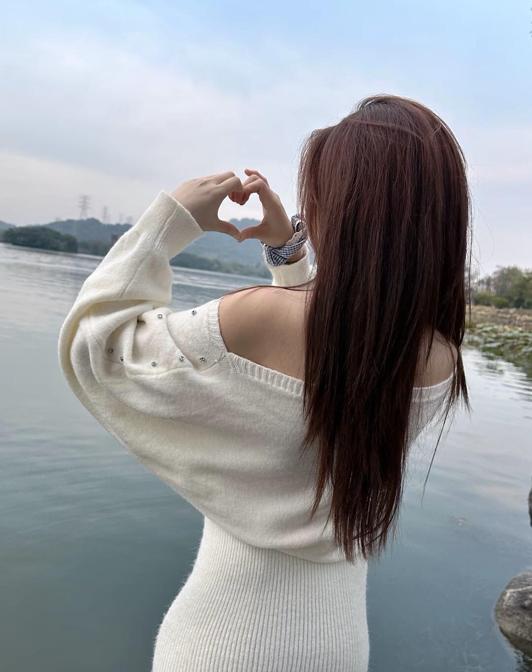 心随水远，情逐影长。