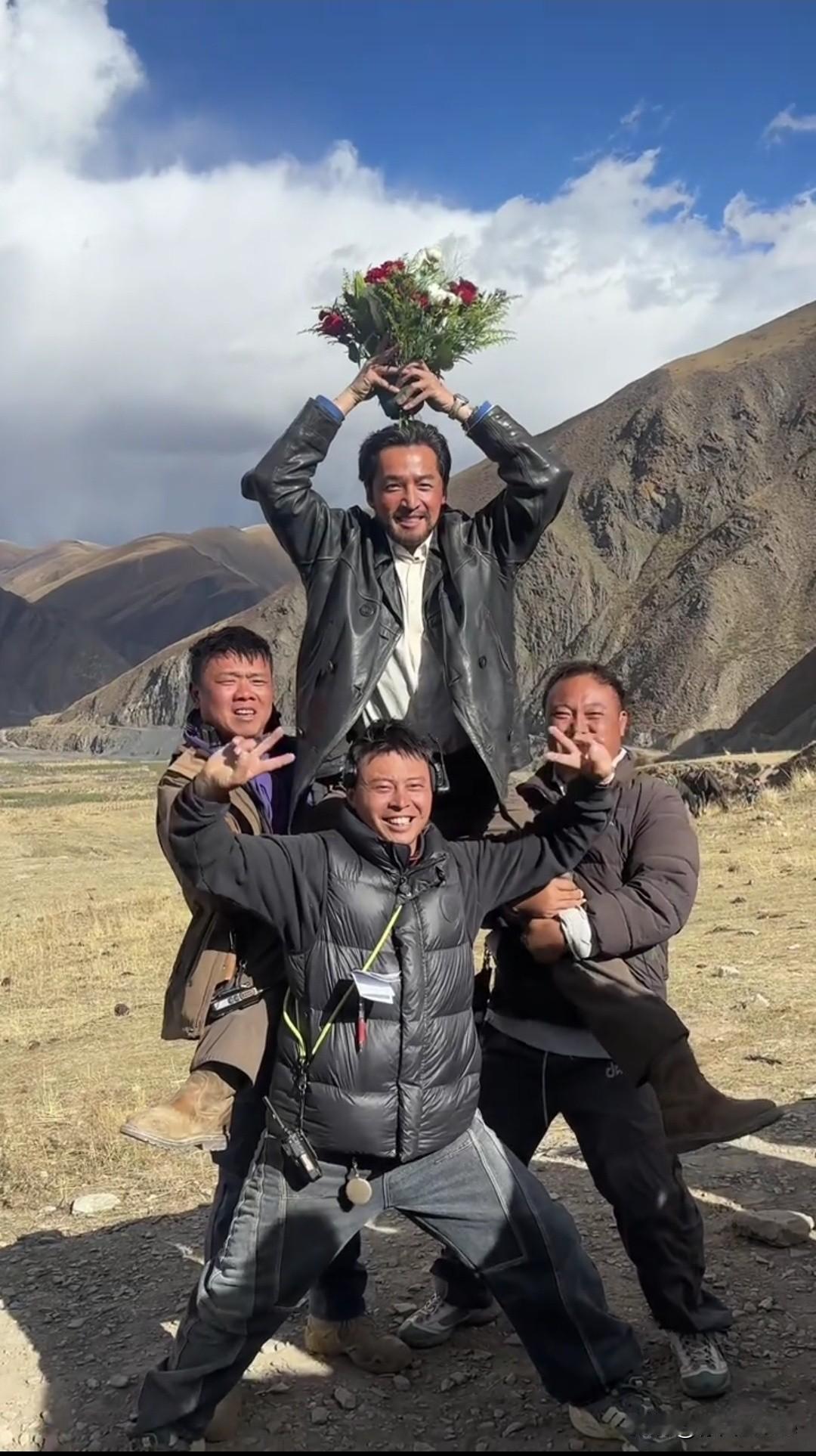 10月21日，胡歌《生命树》杀青，被工作人员高举过腰，与杨紫，导演合影！几个月