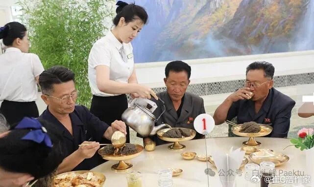 在将军的伟大且无比正确的治理下，平壤老干部每日吃得好，穿得体面，喝大同江啤酒！生活水平丝毫不亚于欧美