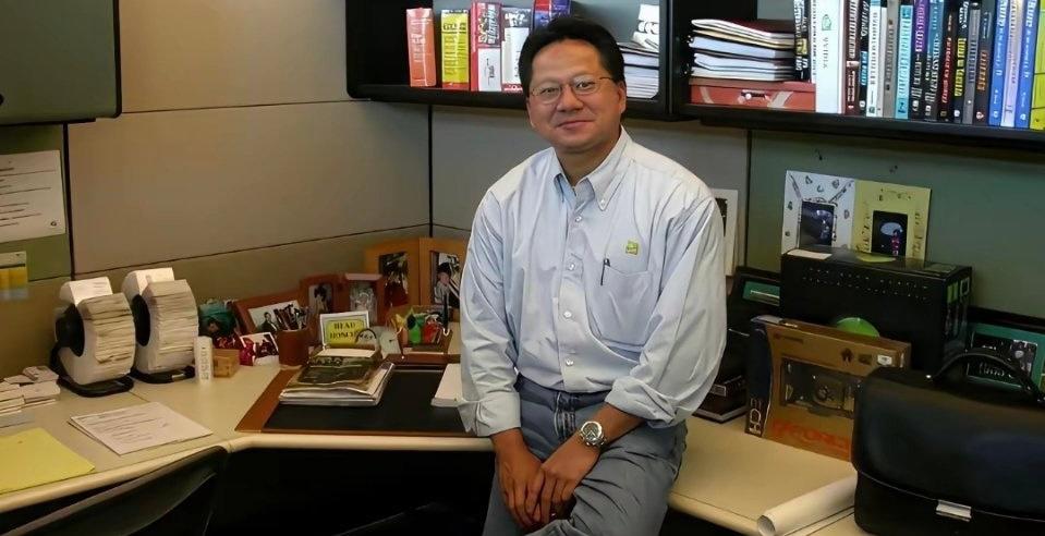 翻出黄仁勋年轻时的青涩照，再对比如今这身皮衣、这精气神，真让人感慨。要说单纯是“