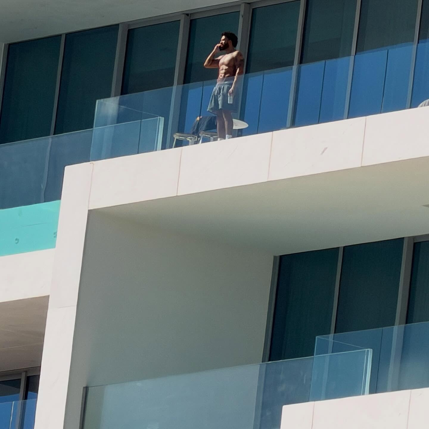 母鸭也是鸭~~Drake秀性感肌肉照！猛不？！[墨镜][墨镜][墨镜]​​​