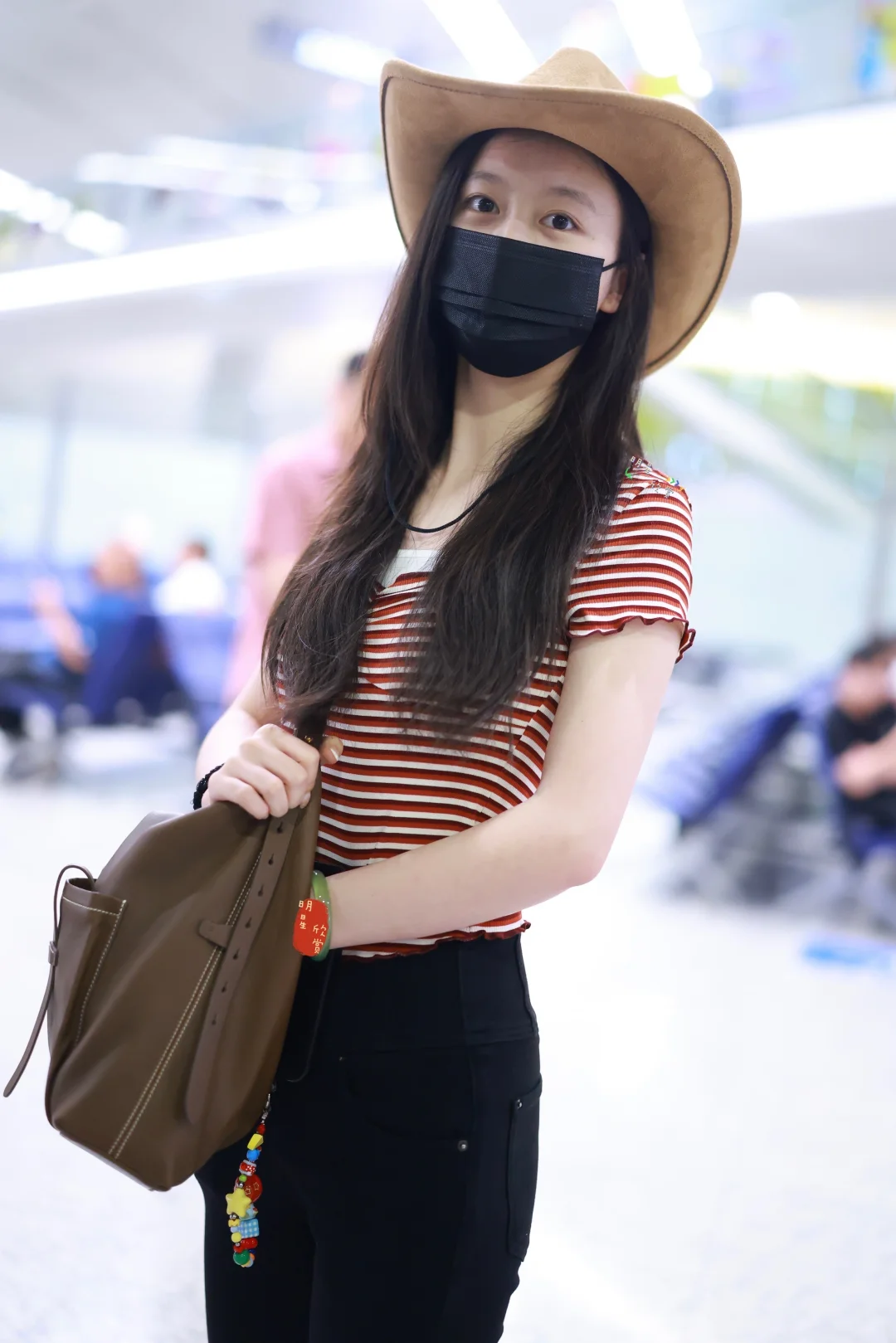 裴佳欣最新上海到达，苗条美少女