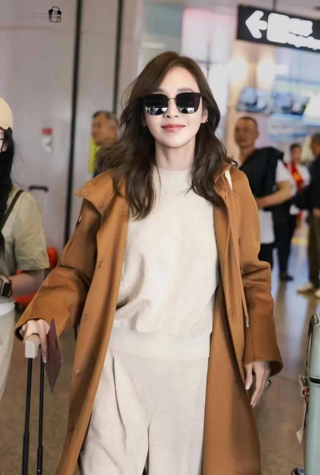 侯佩岑不愧是70后穿搭标杆！焦糖大衣搭出高级感侯佩岑的机场穿搭又给70后们