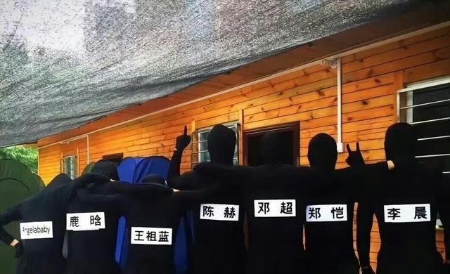 Angelababy和李晨、郑恺、陈赫的聚餐照刷屏了。李晨发的这张图直接复刻了当