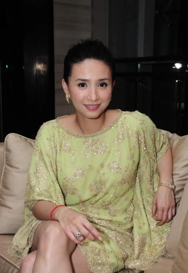 吴婉芳出席二儿子婚礼的画面曝光后，引来不少人赞叹她的通透。当天她没有特意定制昂贵
