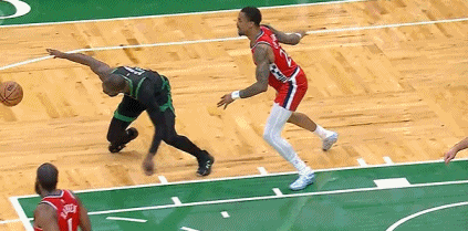 快船记者怒喷杰伦布朗：“这个动作非常糟糕，而更糟糕的是，裁判居然没有吹罚犯规，