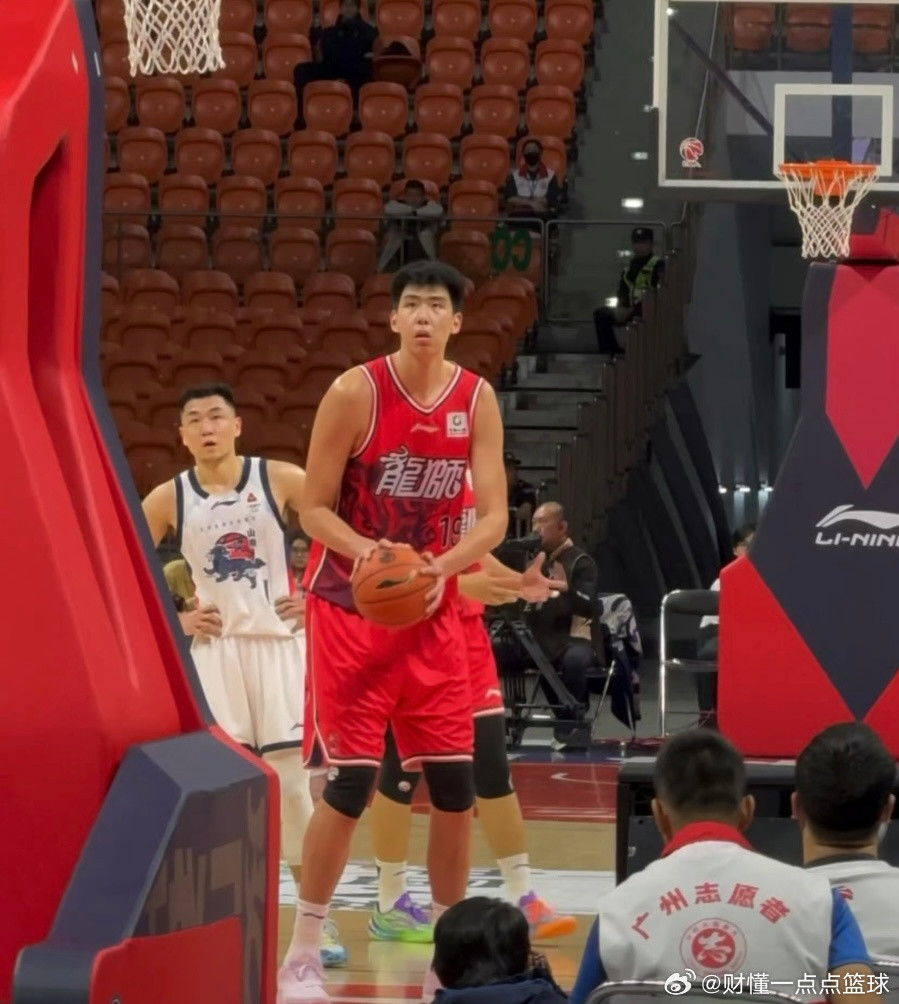 今晚徐昕硬刚麦基！19点35分，广州男篮主场迎战北京男篮，内线巅峰对决成最大看点