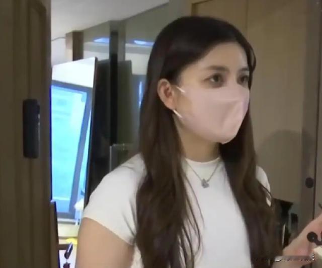 浙江杭州，一个小伙子盯上了一个年轻漂亮的妹子，看到女生进屋之后，男子就来到女子门