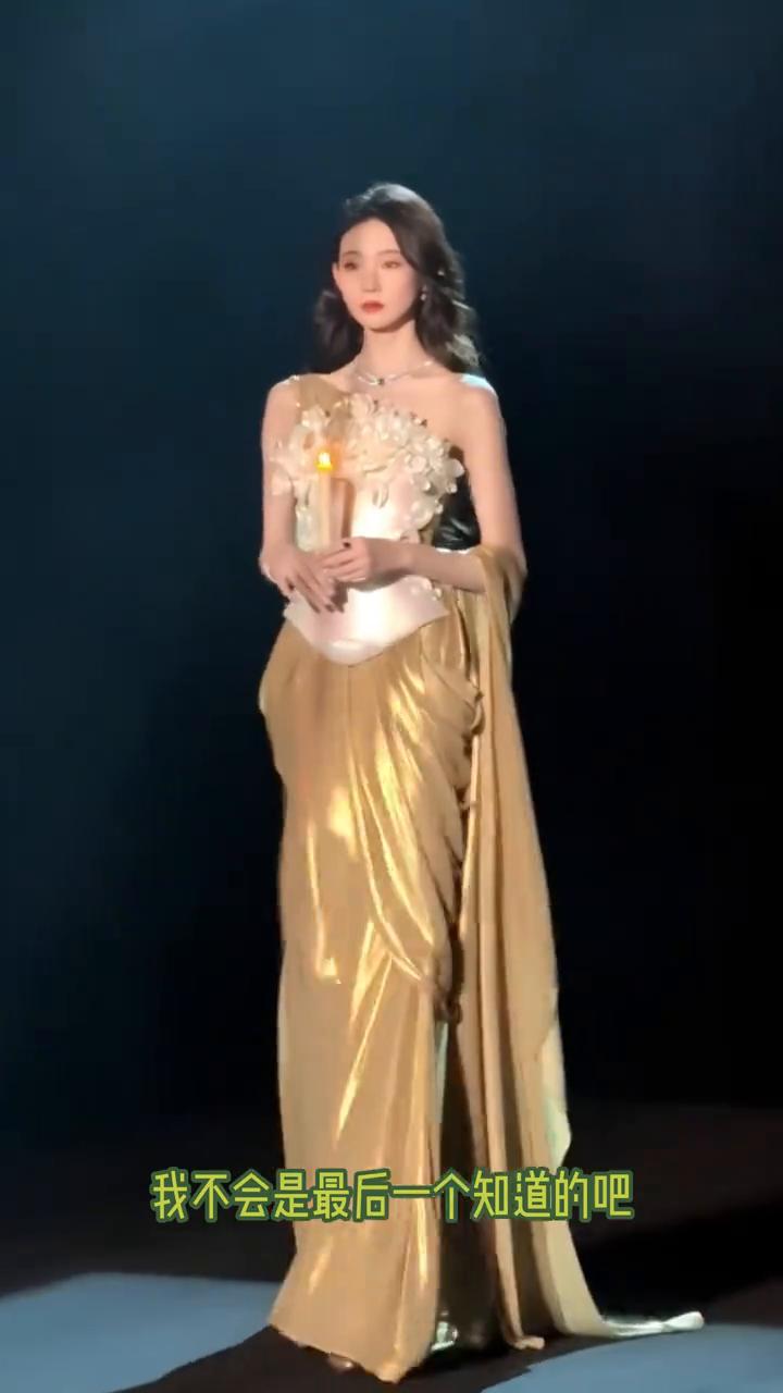 我不会是最后一个知道的吧？原来张一凡这条出圈的裙子竟然出自一个六岁小孩的手。不同