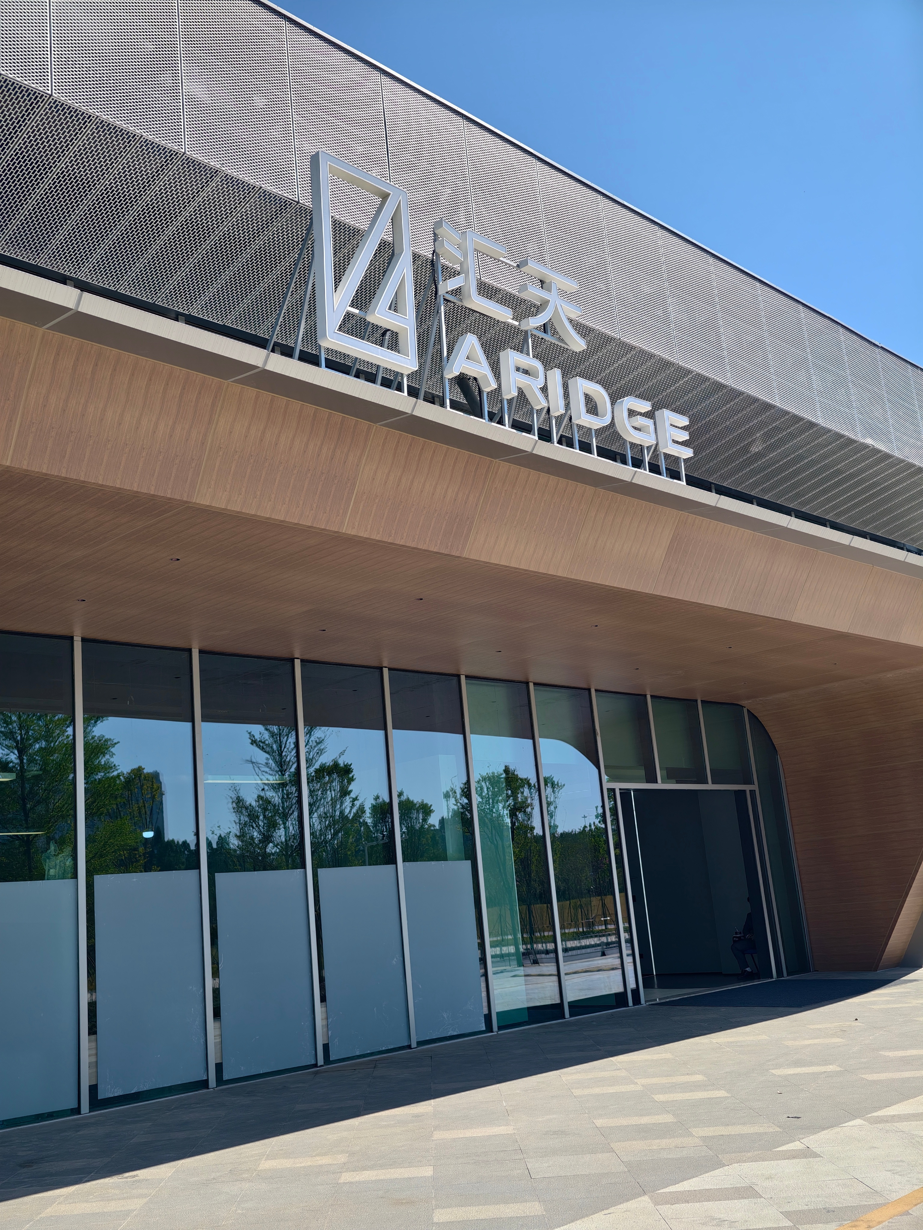 陆地航母的飞行器，在车展上要坐的话人比较多，可能还要排队。在汇天的总部可以随便看