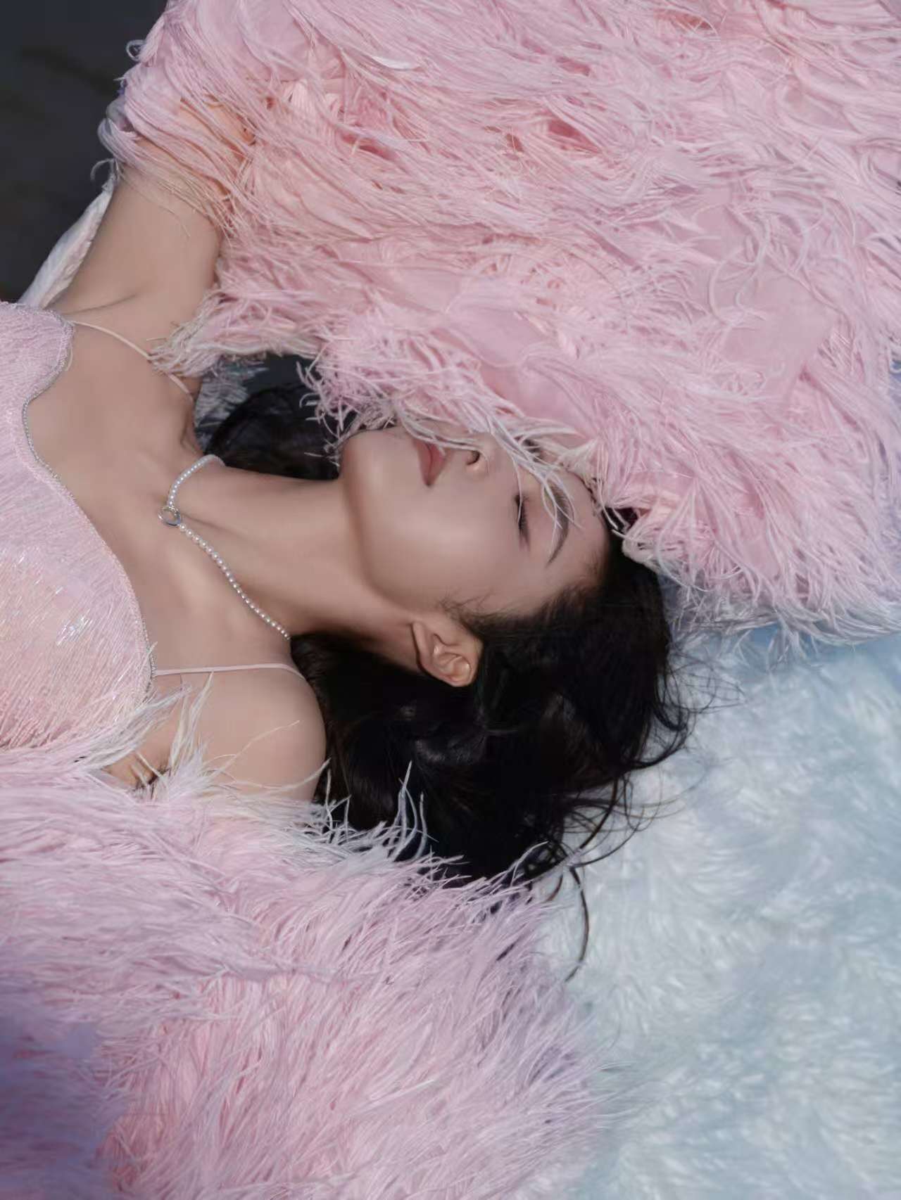 蔡文静两套造型亮相ELLE盛典，紫色羽毛流苏裙搭配珍珠项链化身摇曳生姿的复古名伶