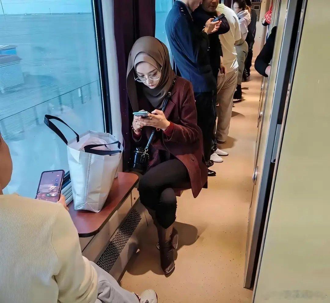 美女这缠腿的坐姿，一般人还真做不到！