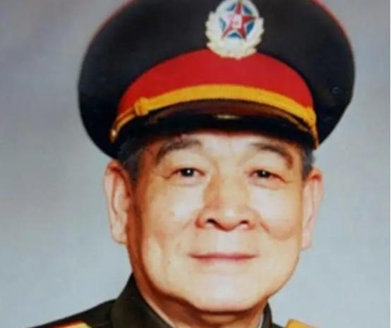 1975年正在训练的王英洲突然被军长叫去办公室，他忐忑是不是来劝他退伍的，没想到