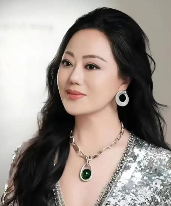 国内多所高校的大学城校门口，长期存在一种外人很难看懂的隐秘乱象，不少豪华私家车一