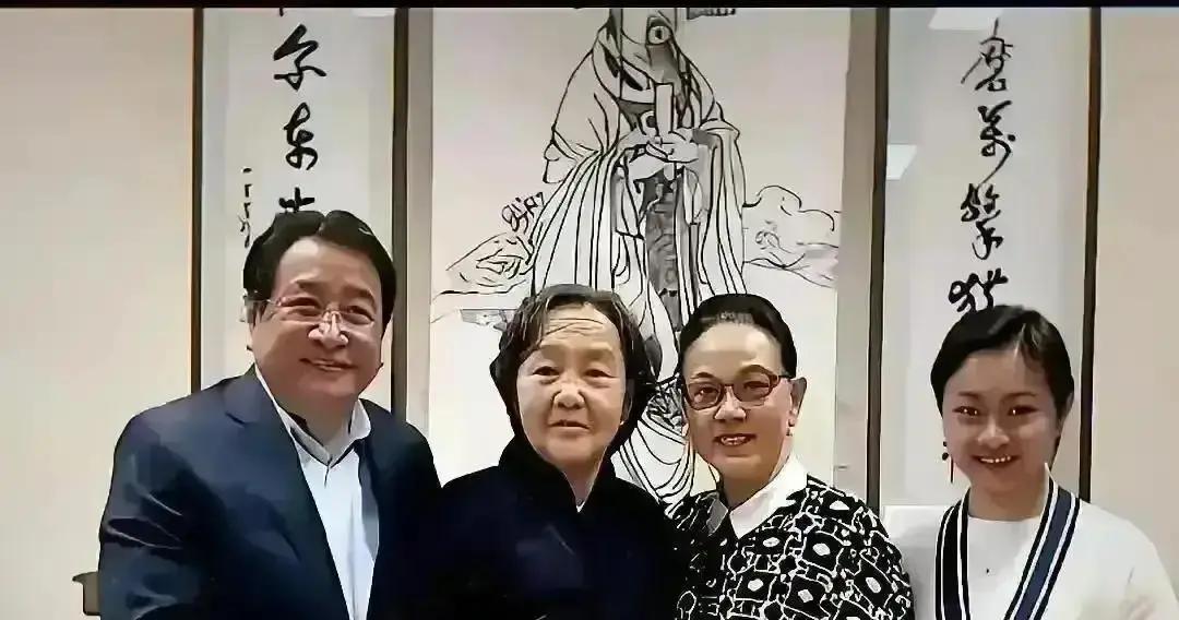 420万美元别墅曝光，公益人设崩了？比弗利山庄那套白色房子，门牌号一晒，评