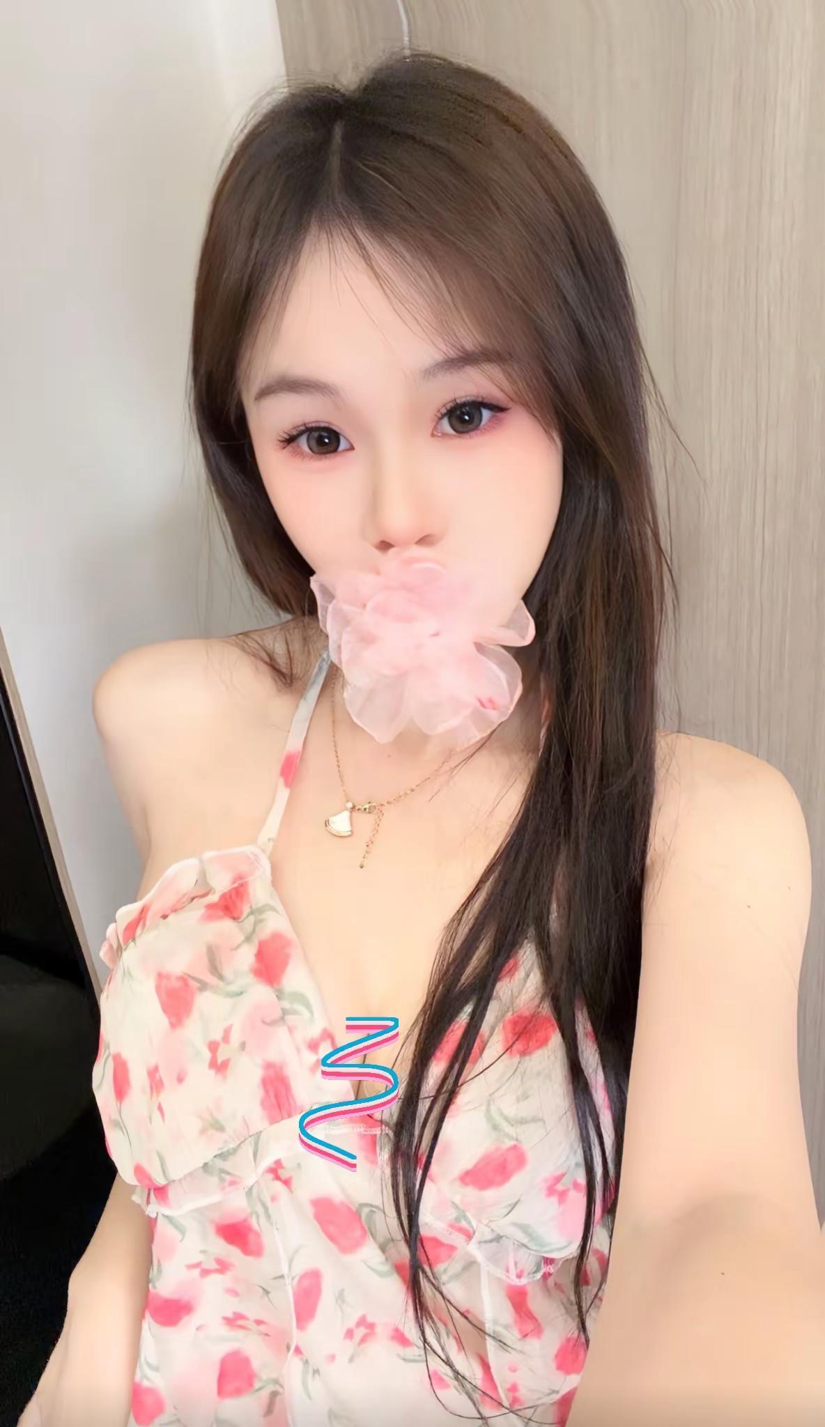 粉色吊带连衣裙碎花裙