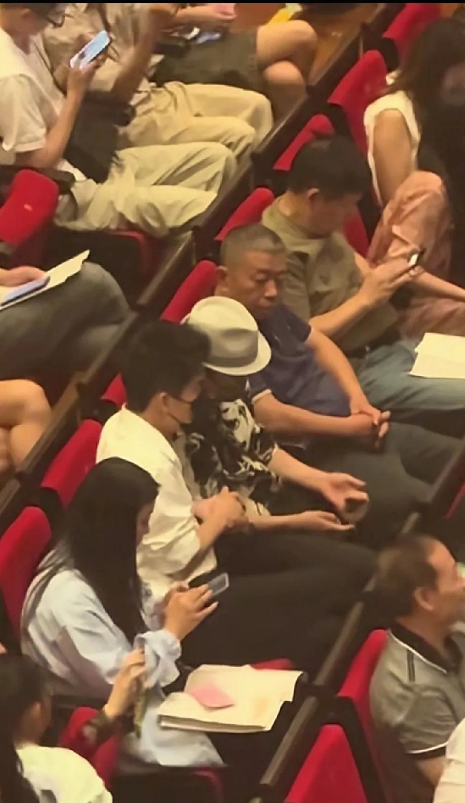 当你足够强大时，你就是资源本源！董宇辉被拍到和李玉刚一起在国家大剧院观看杨丽萍的