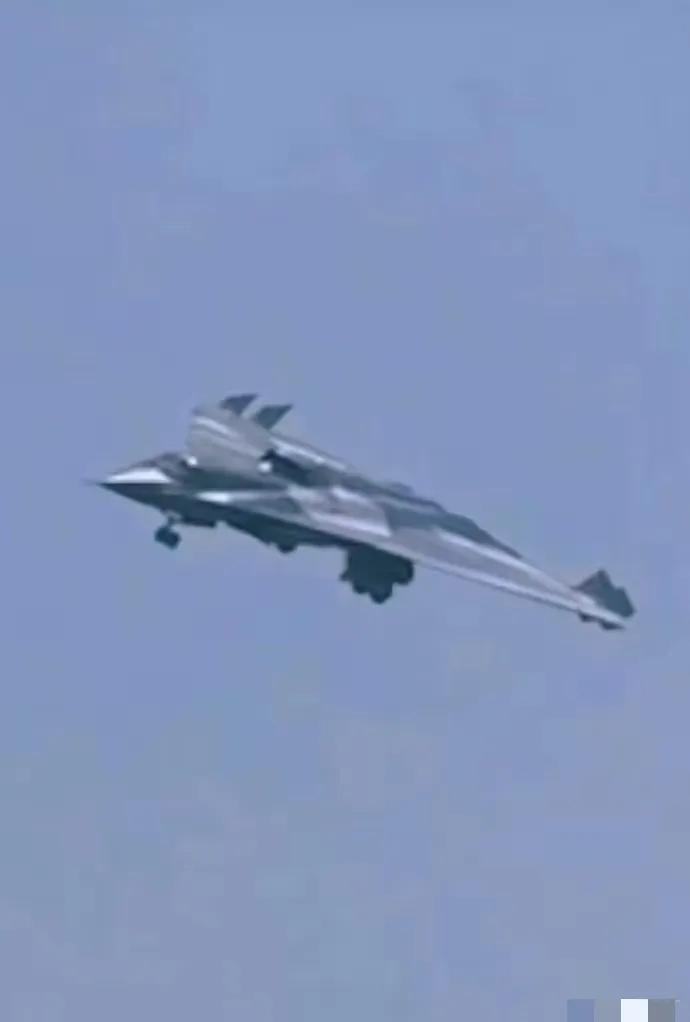 终于不再是地面拍摄的了，改了尾喷口后，离量产也不远了，明年整它个一百架，那就爽了