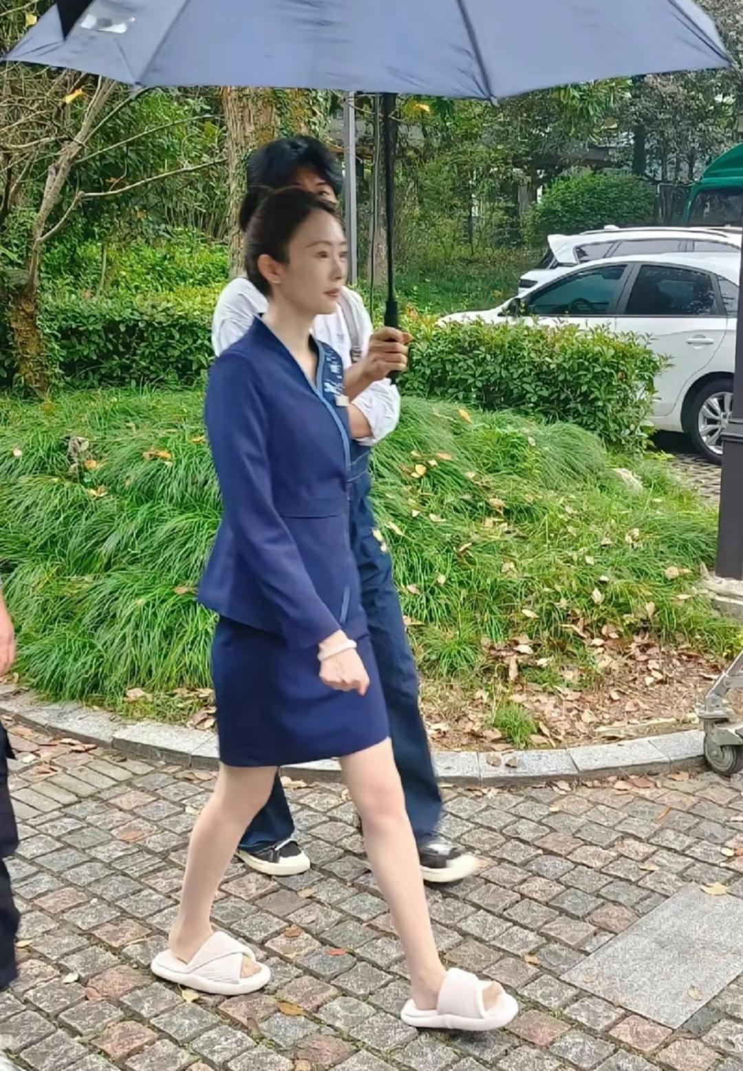 39岁童瑶现身山东街头拍戏，她穿着酒店服务员的衣服，脚踩拖鞋，两条腿又细又白，身