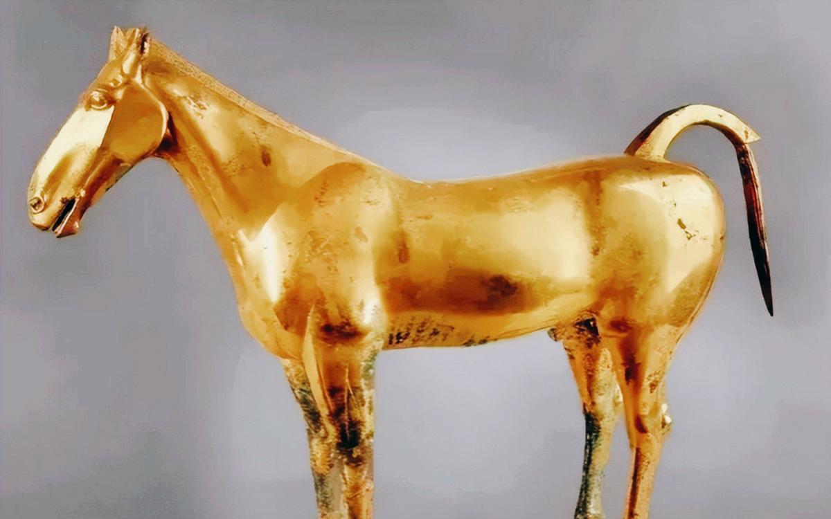 1981年，陕西一老农在田里干农活时，意外挖到一匹26公斤重的大金马，他偷偷环顾