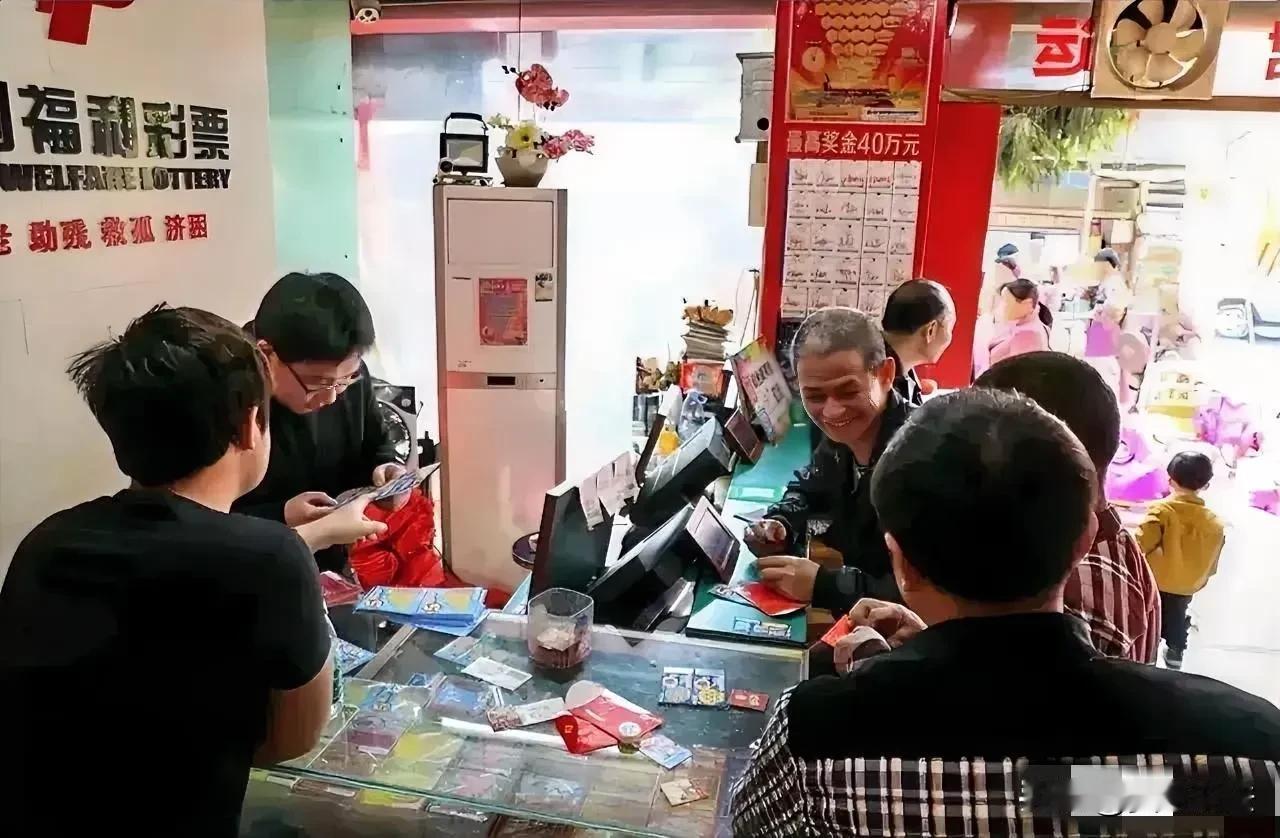 太亏了！江苏张家港，一男子选了一组彩票号码中了500万元。谁能想到，彩票店老板因
