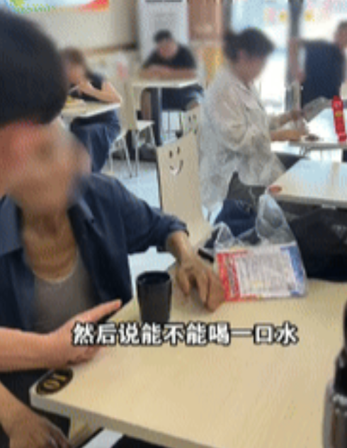 “眼泪止不住了！”山西忻州，一老人胆怯地走进饭店，拿着水杯向老板讨杯水喝，老板倒