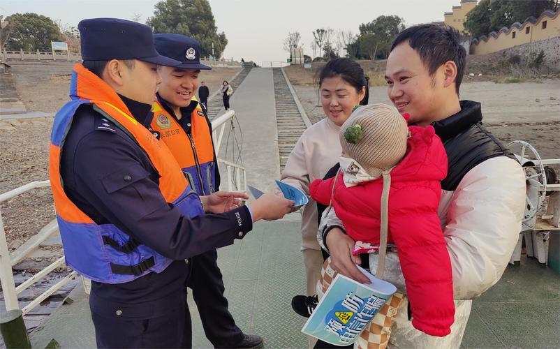 安徽马鞍山郑蒲港站“00后”收费员许智浩因颜值出众、身高192cm走红网络，被网