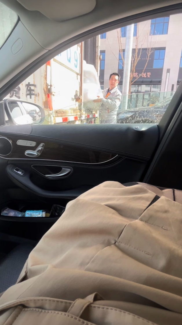 在车里好不容易睡着被吵醒了