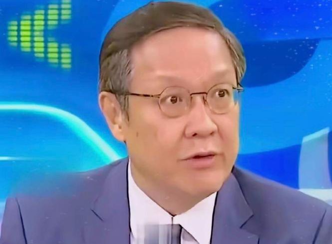 台湾名嘴介文汲说:“前几天荷兰舰机入侵西沙群岛，若是碰到美俄早把它击沉了。而中国