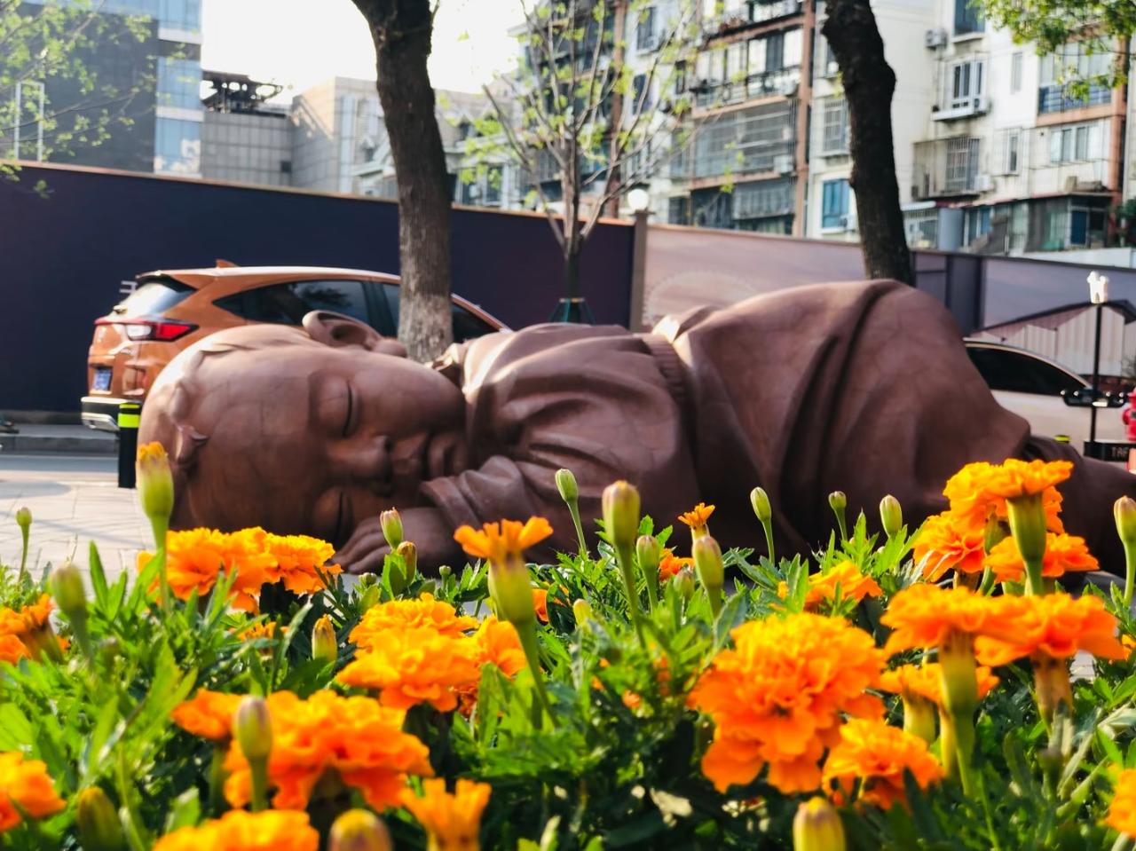天津那个“大地之子”拆了，最荒诞的不是建它花了多少钱，而是拆完后，有人开始担心它