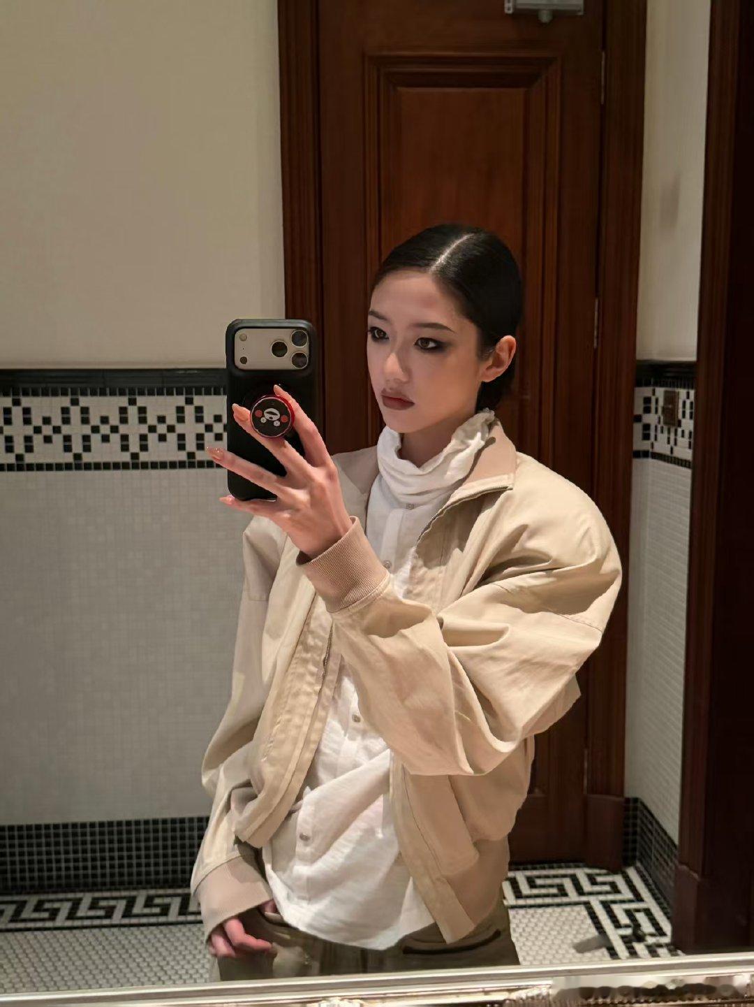 向涵之烟熏妆烟熏妆搭配清冷千金感，复古摩登又飒爽利落！向涵之这组妆造张力拉满，
