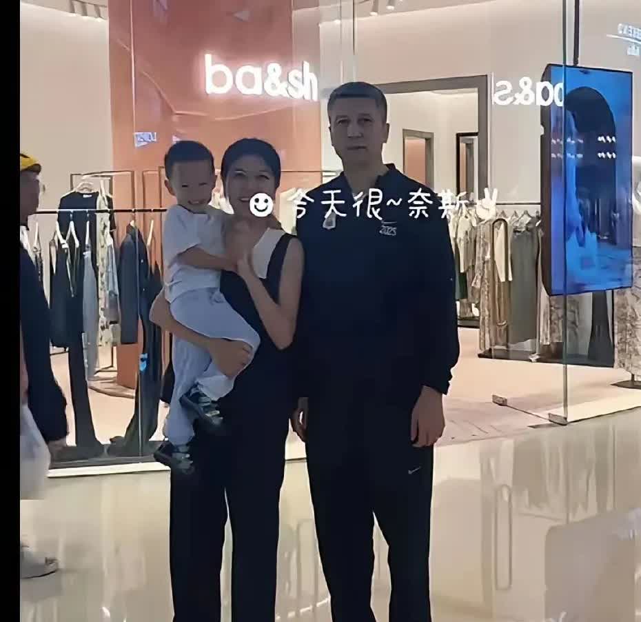 中国男篮主教练郭士强已经回到了广东广州，都知道郭士强已经在广州安家生活了啊，在结