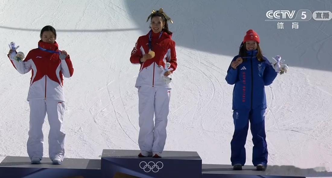 谷爱凌金牌四人满额参赛包揽决赛前二，中国自由式滑雪U型场地技巧女队开创历史！