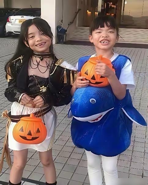 熊黛林生的一对双胞胎，和爸爸太像了，这亲子鉴定费都可以省​​​​