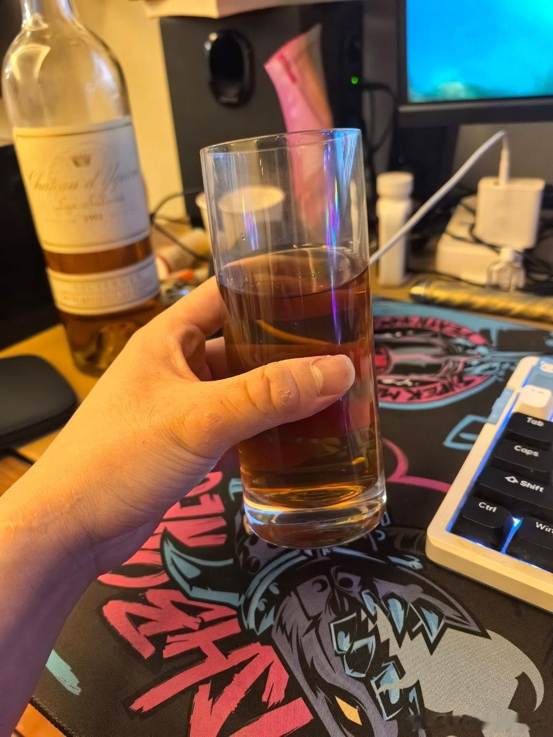搬家搬麻了，不知道配什么图了晚上准备去来一杯，对了，吊坠快出来了