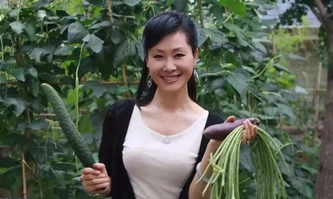 看到59岁的于文华，突然就懂了什么叫"活明白了"，北京的房子卖了，跟丈夫李年搬回
