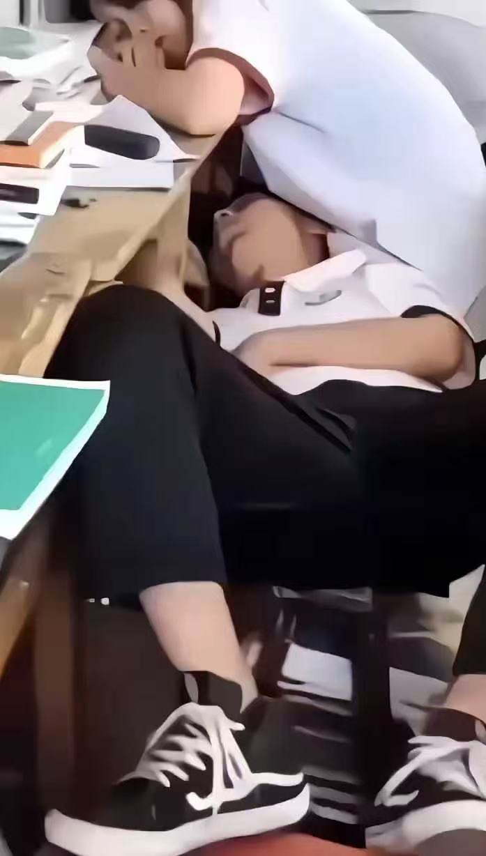 学生拍摄教室里的一幕，这也睡得太香了