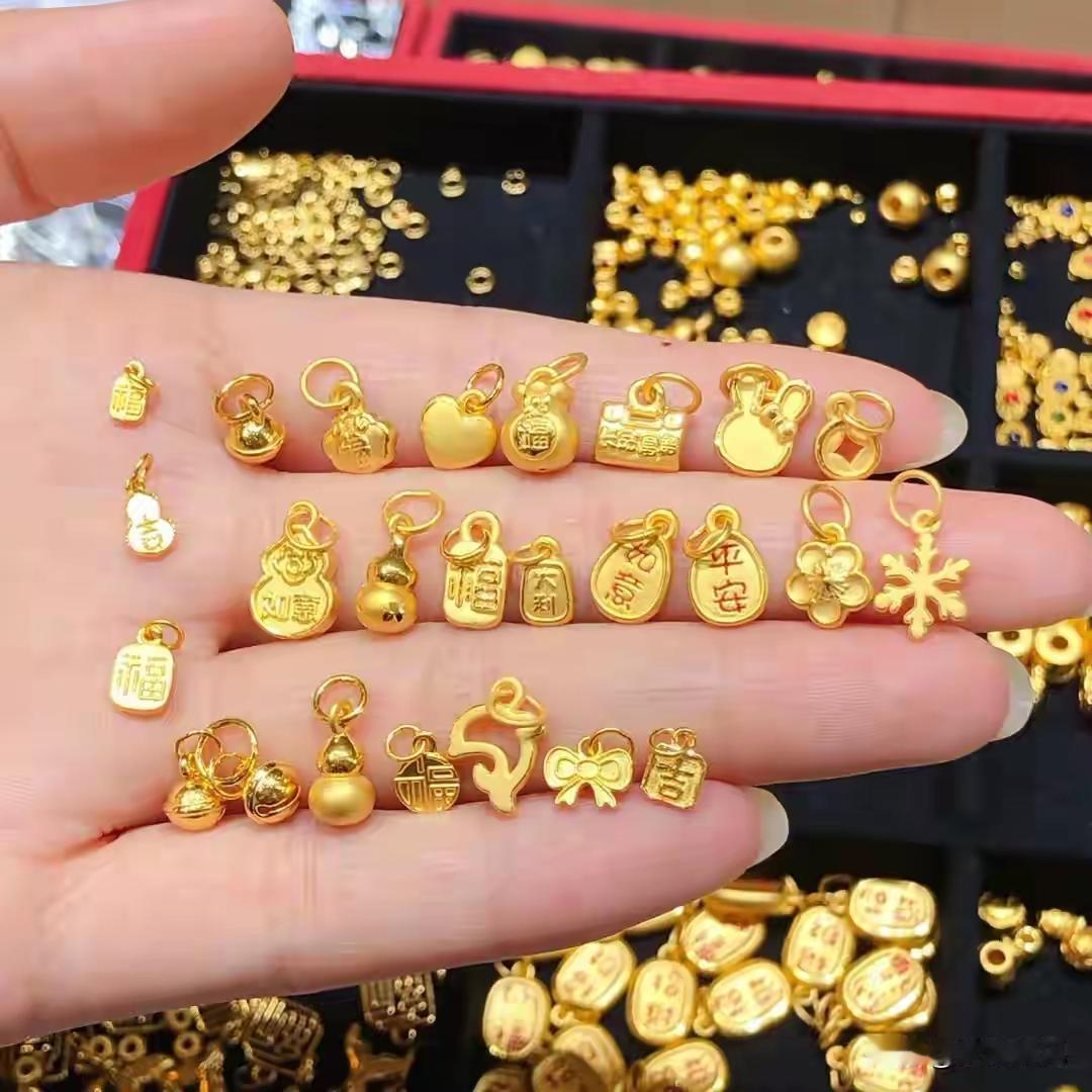 2025年11月1日起实施的黄金税改新政对个人购金的影响如下：投资渠道选择