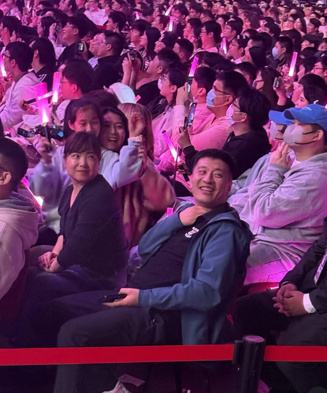 近日，有网友分享了张雪峰老师生前和家人一起看演唱会的照片。画面中，张老师笑容