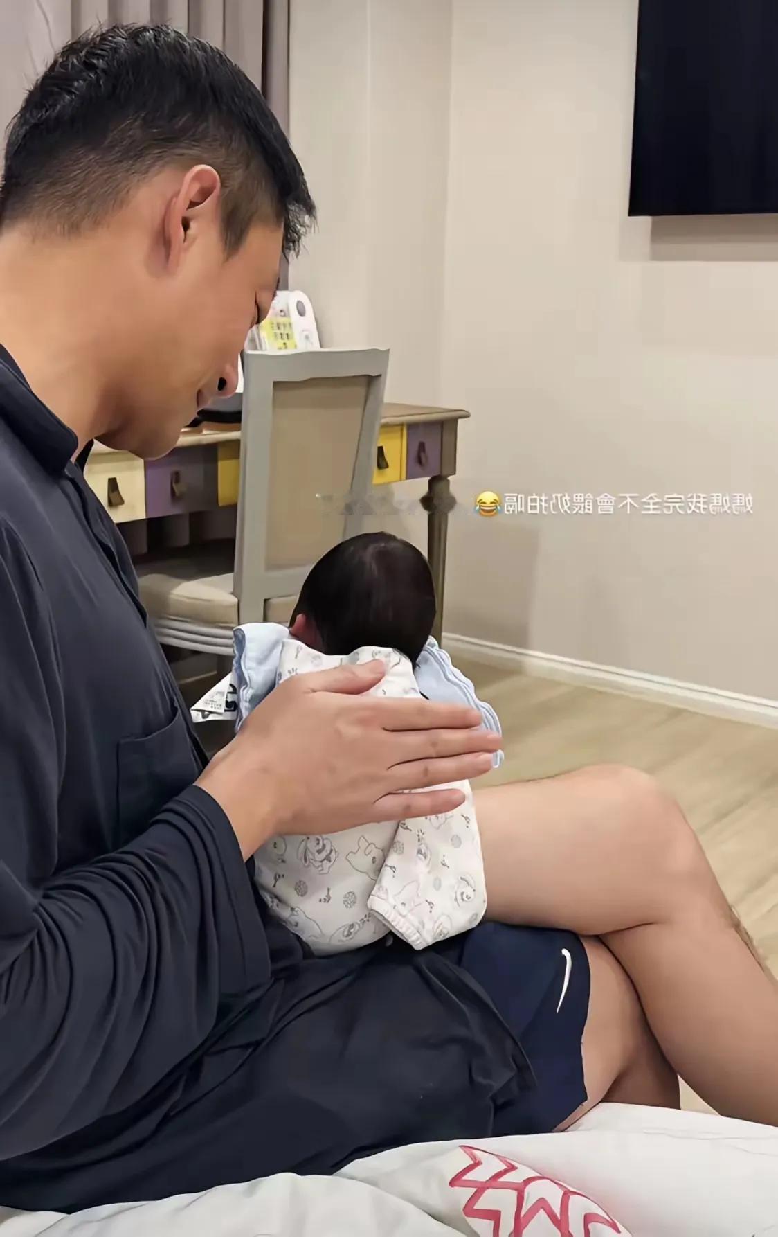 汪小菲亲自带孩子场面，给孩子喂奶3小时喂一次，喂完还拍嗝。慈爱的父亲看着手中这小