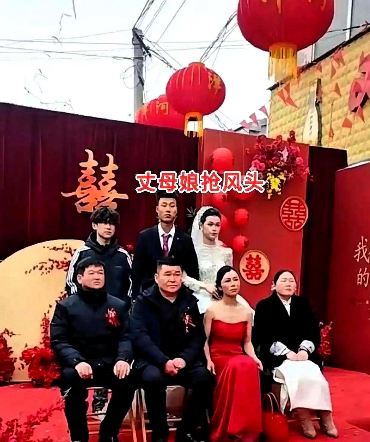河南这场婚礼，短短三分钟，看得人尴尬癌都犯了。亲妈穿红抹胸站在C位，全程昂首
